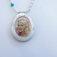 GERALDINE FENN CAMEO ANDPEARL NECKLACE
