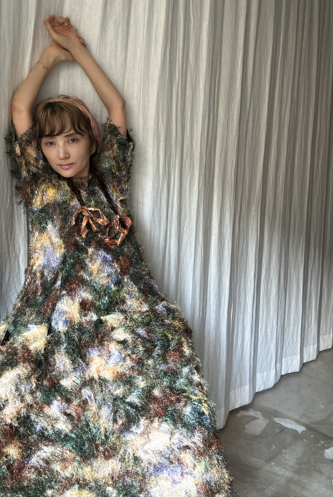 ＜EXCLUSIVE＞JULIA HEUER  KNOX PLEATED FURRY DRESS IN AMBER INGRID