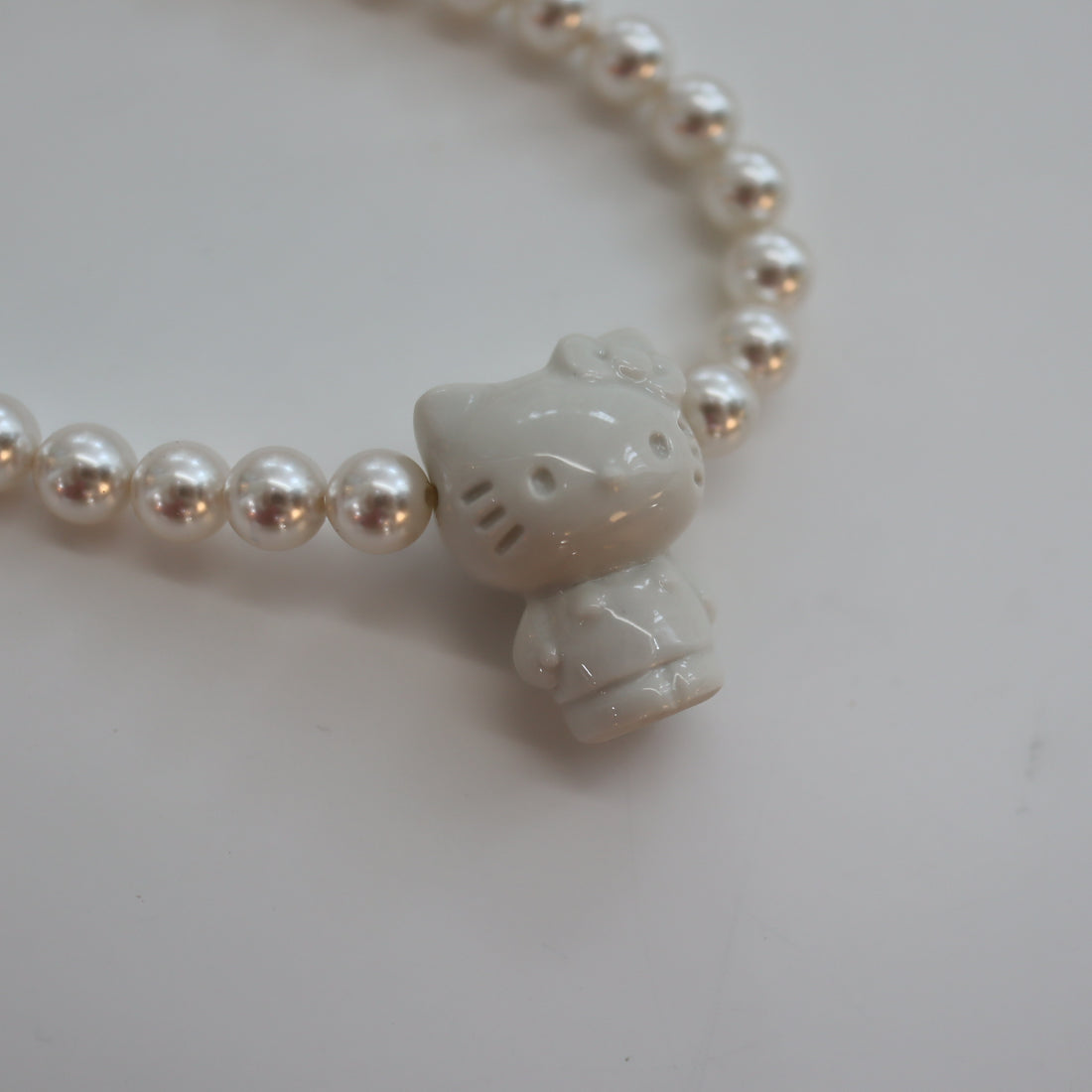 ANDRESGALLARDO  HELLO KITTY & PEARLS NECKLACE