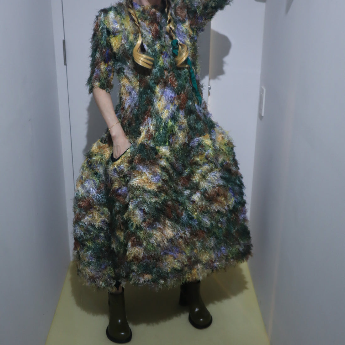 ＜EXCLUSIVE＞JULIA HEUER  KNOX PLEATED FURRY DRESS IN AMBER INGRID