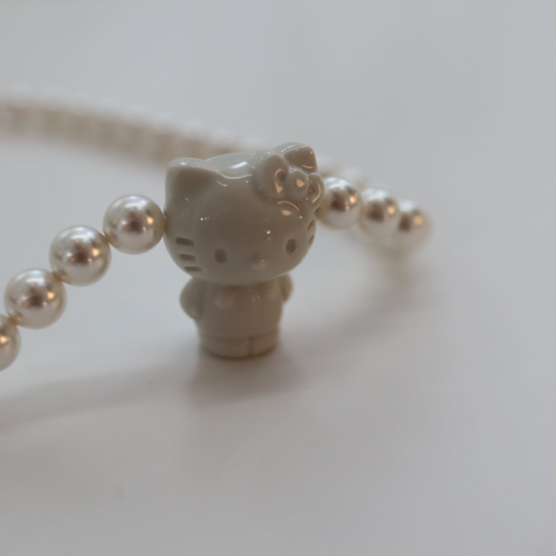 ANDRESGALLARDO  HELLO KITTY & PEARLS NECKLACE