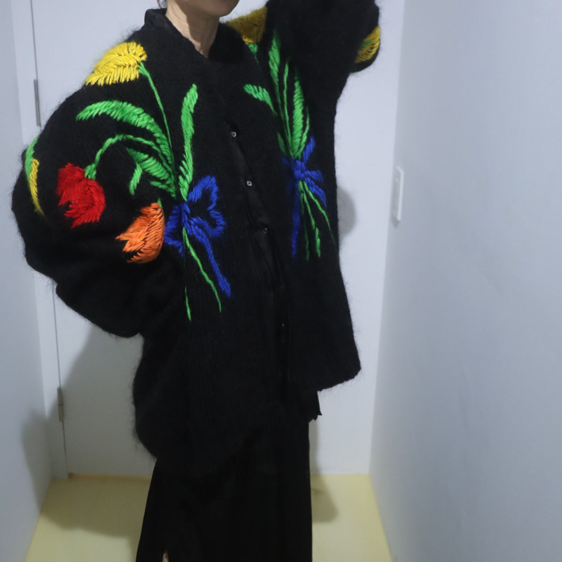SOFIO GONGLI  FLOWER KNIT CARDIGAN "G"