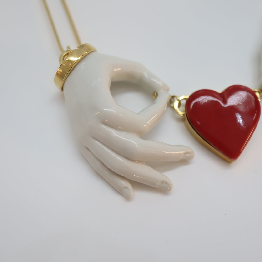 ANDRESGALLARDO  HEART COUPLE HANDS NECKLACE
