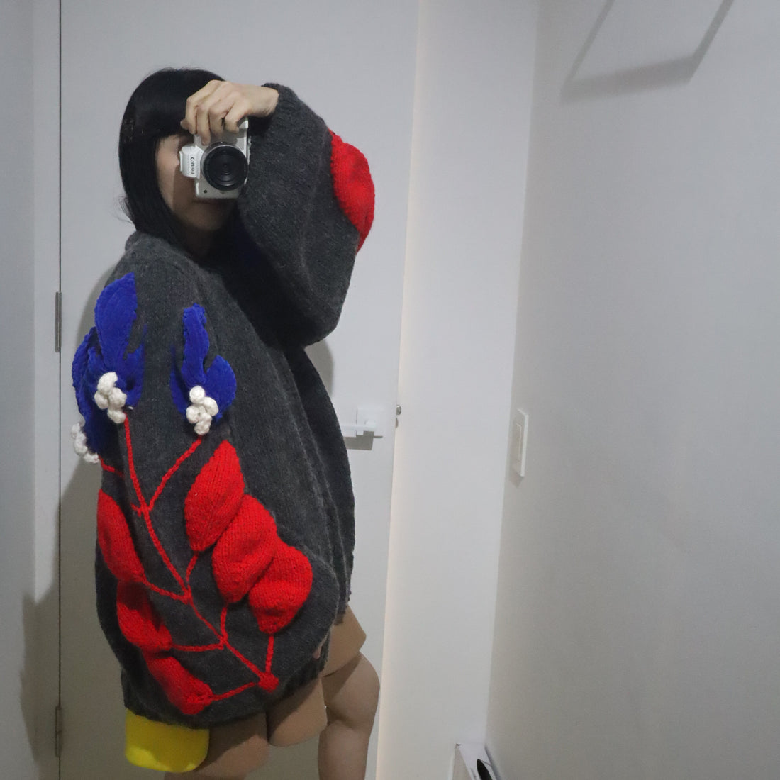SOFIO GONGLI  FLOWER KNIT CARDIGAN DARK GLAY