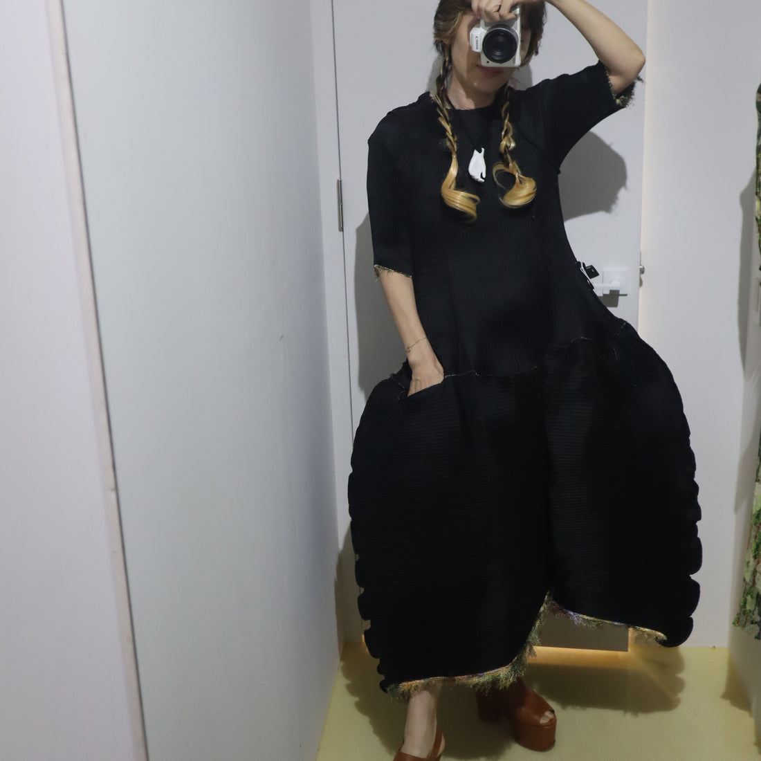 ＜EXCLUSIVE＞JULIA HEUER  KNOX PLEATED FURRY DRESS IN AMBER INGRID