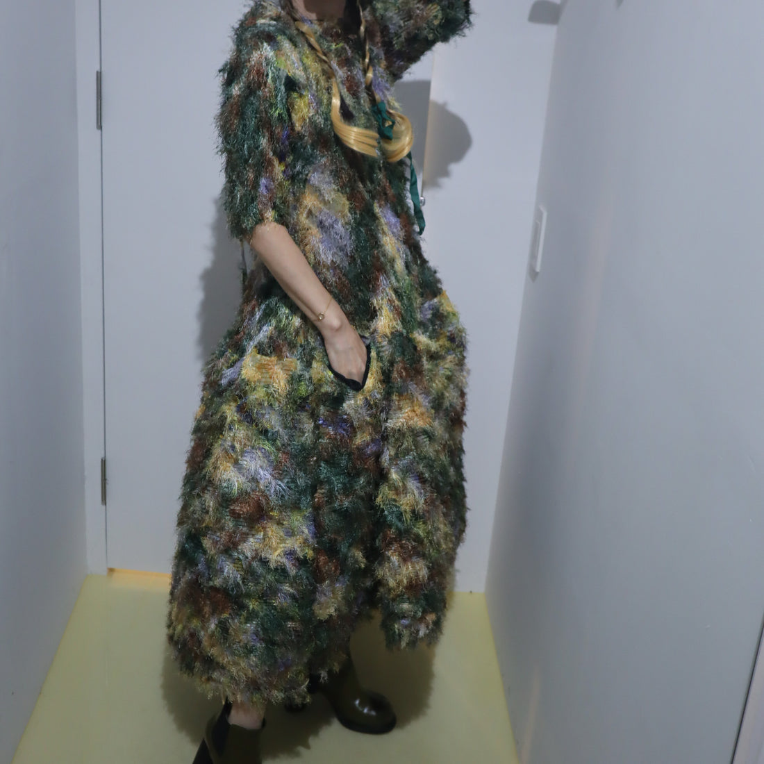 ＜EXCLUSIVE＞JULIA HEUER  KNOX PLEATED FURRY DRESS IN AMBER INGRID