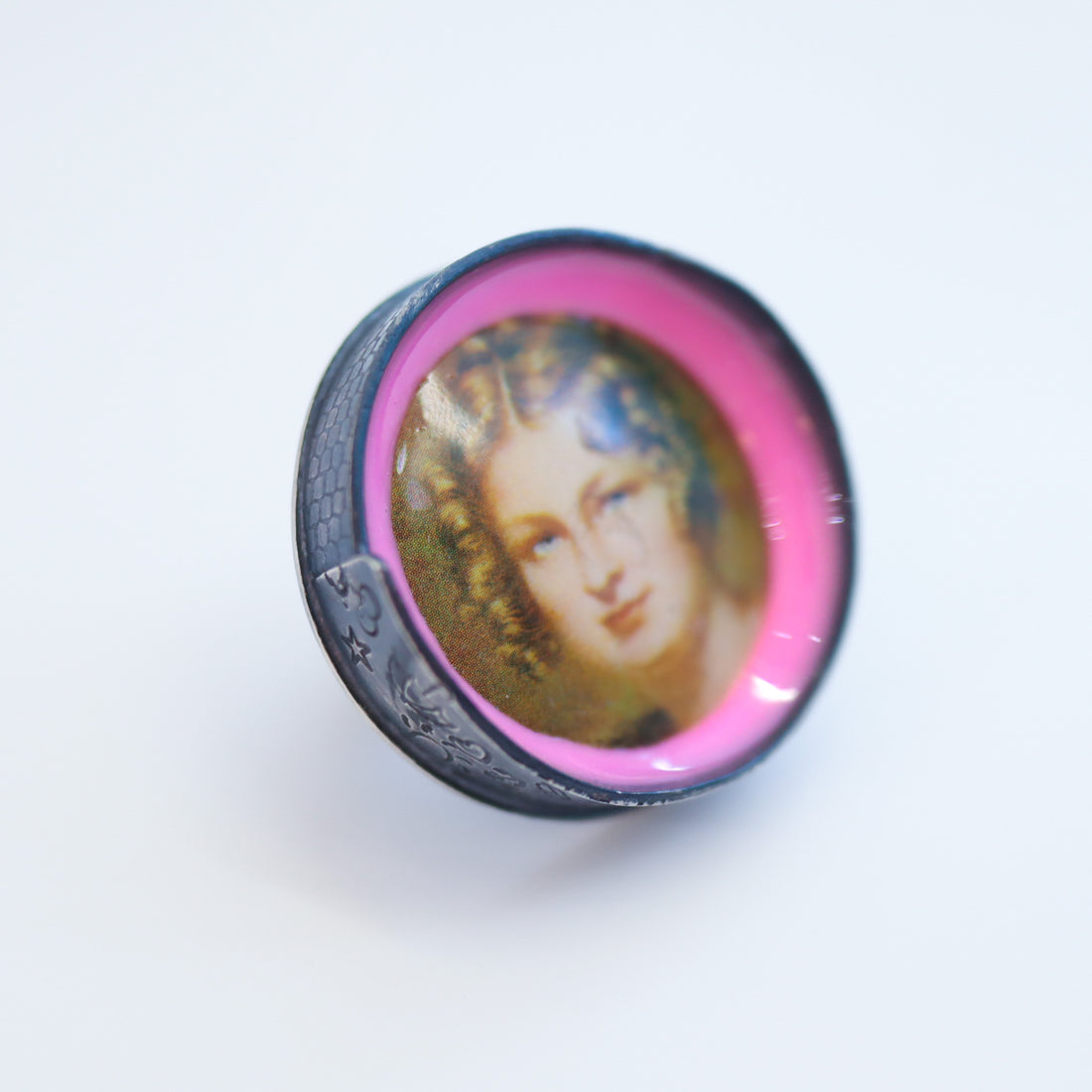 GERALDINE FENN  PORCELAIN CAMEO RING