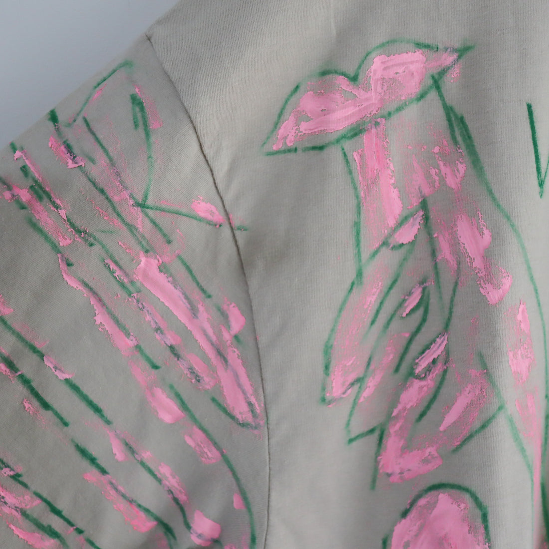 VAVA DUDU  PAINTED T-SHIRTS “V”