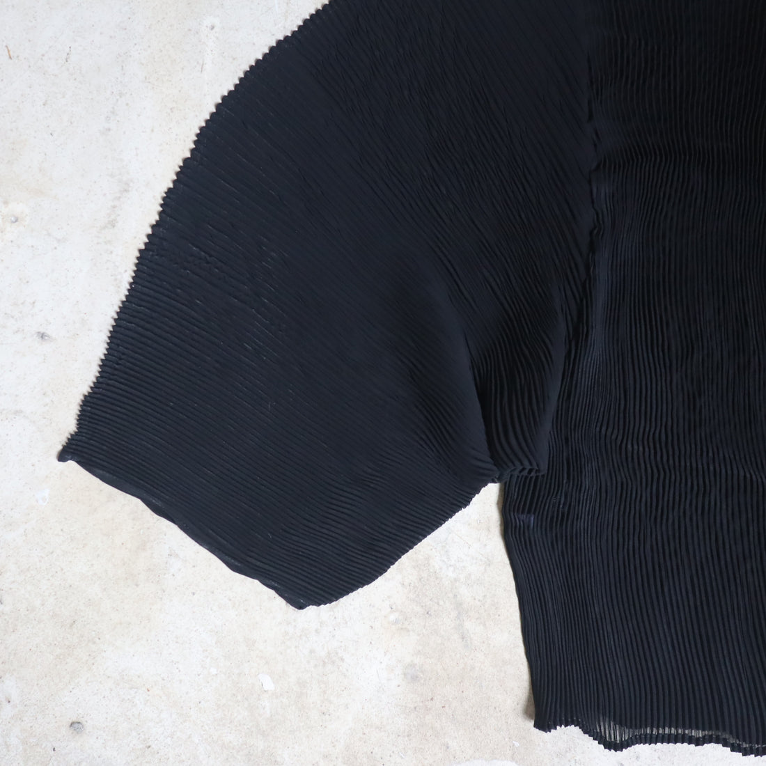 JULIA HEUER  RANA HANDPLEATED TOP IN BLACK