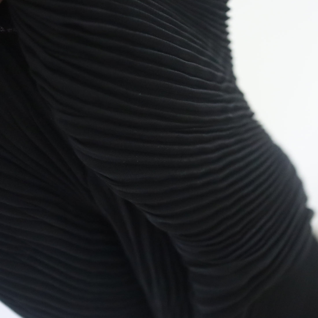 JULIA HEUER  RANA HANDPLEATED TOP IN BLACK