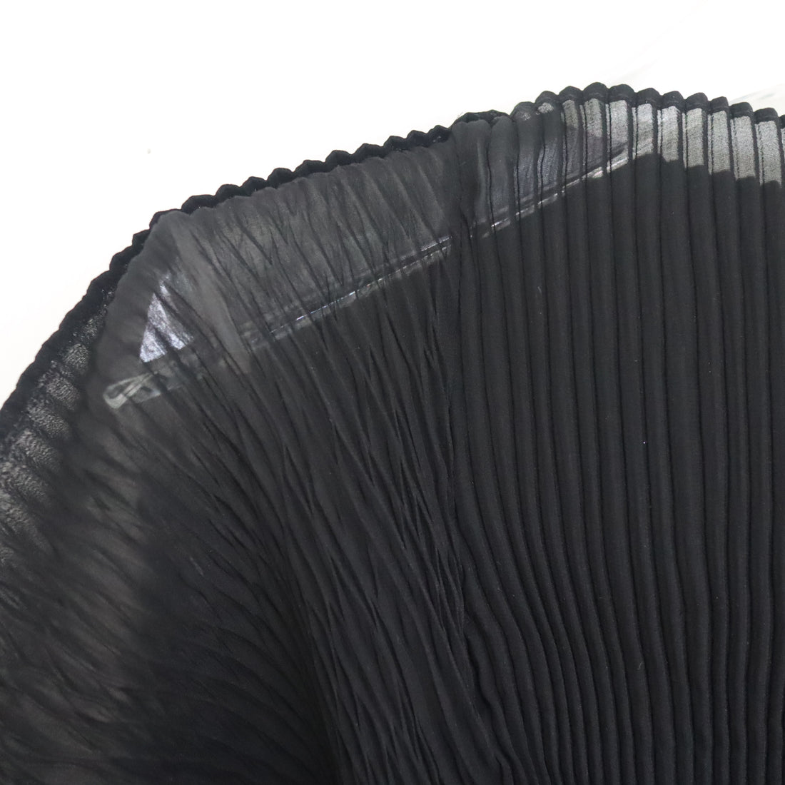 JULIA HEUER  RANA HANDPLEATED TOP IN BLACK