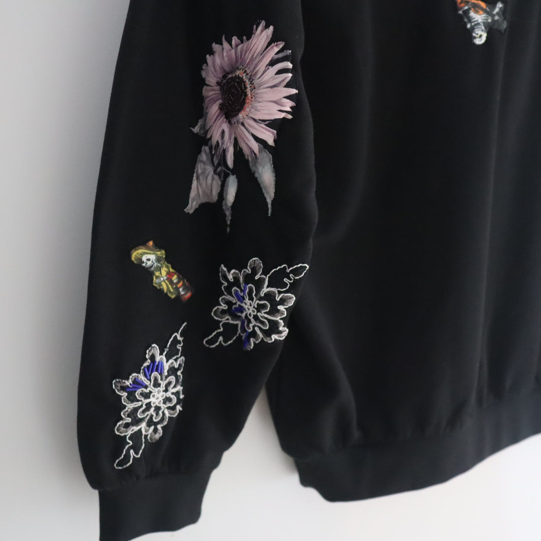 LOU DE BÈTOLY  EMBROIDERED SWEATSHIRT