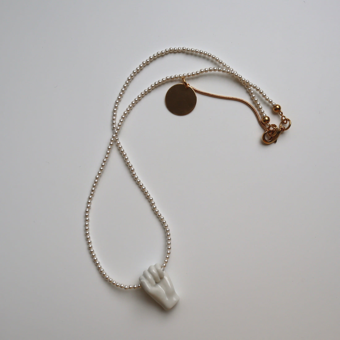 ANDRESGALLARDO  FIST&PEARLS NECKLACE