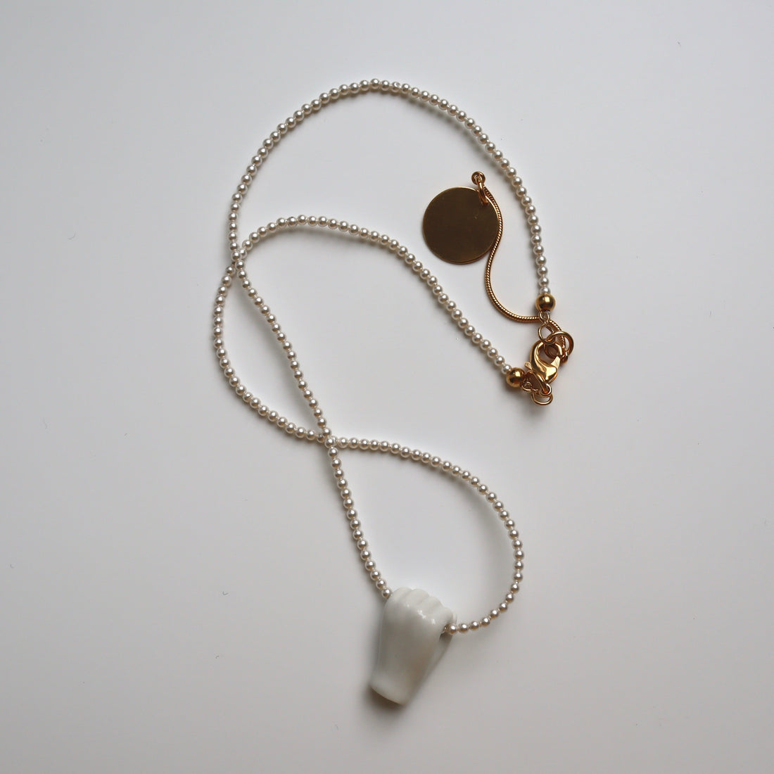 ANDRESGALLARDO  FIST&PEARLS NECKLACE