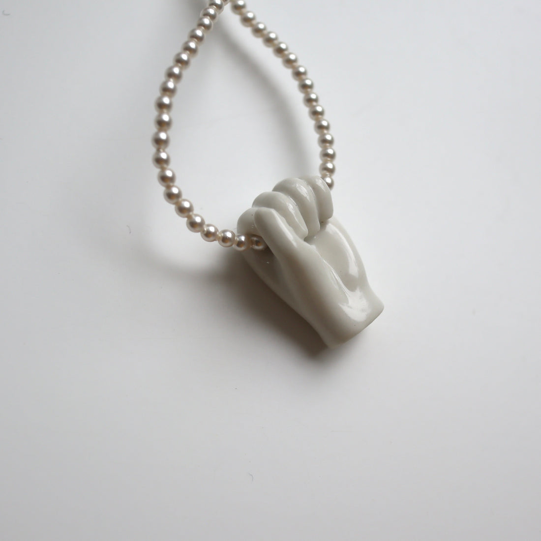 ANDRESGALLARDO  FIST&PEARLS NECKLACE