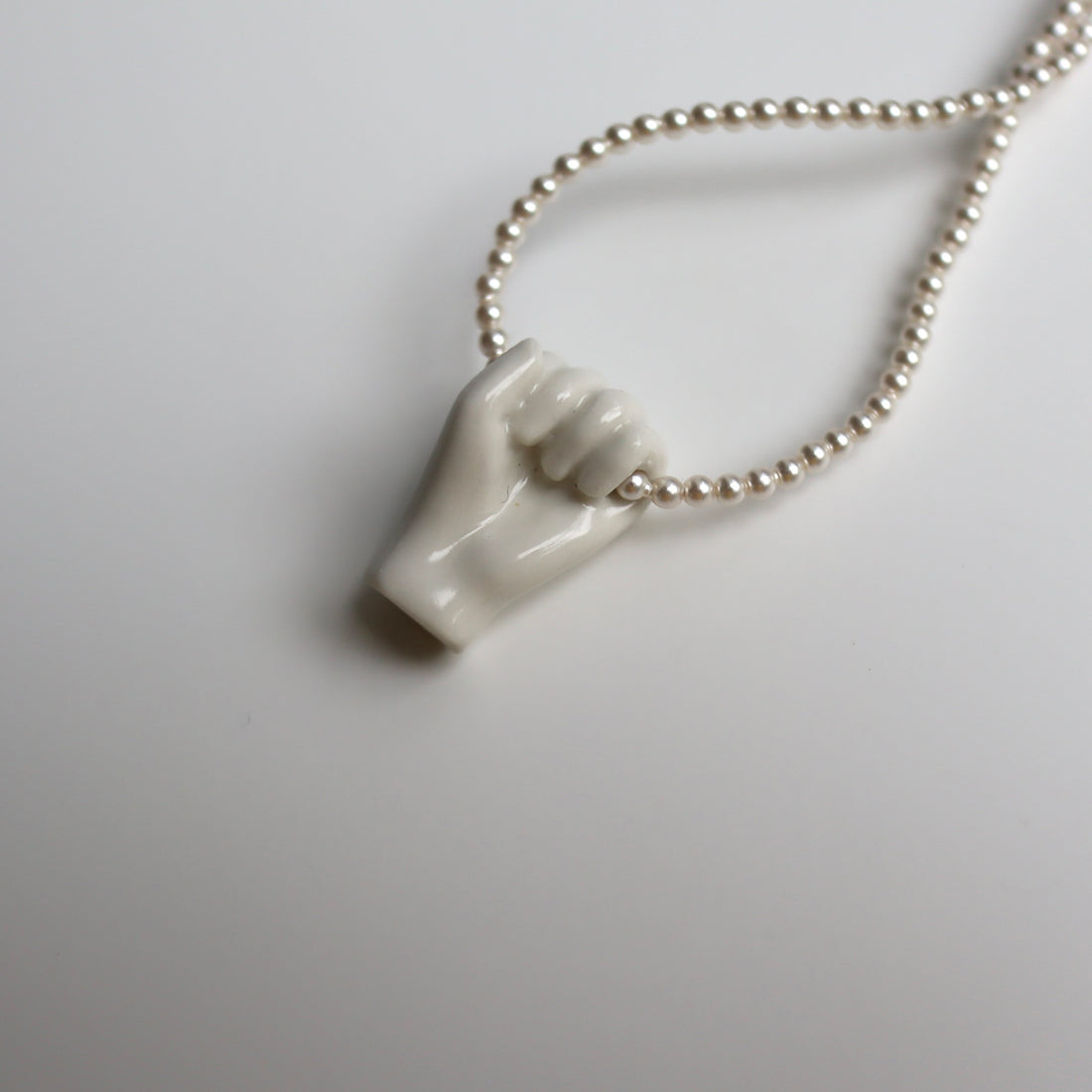 ANDRESGALLARDO  FIST&PEARLS NECKLACE