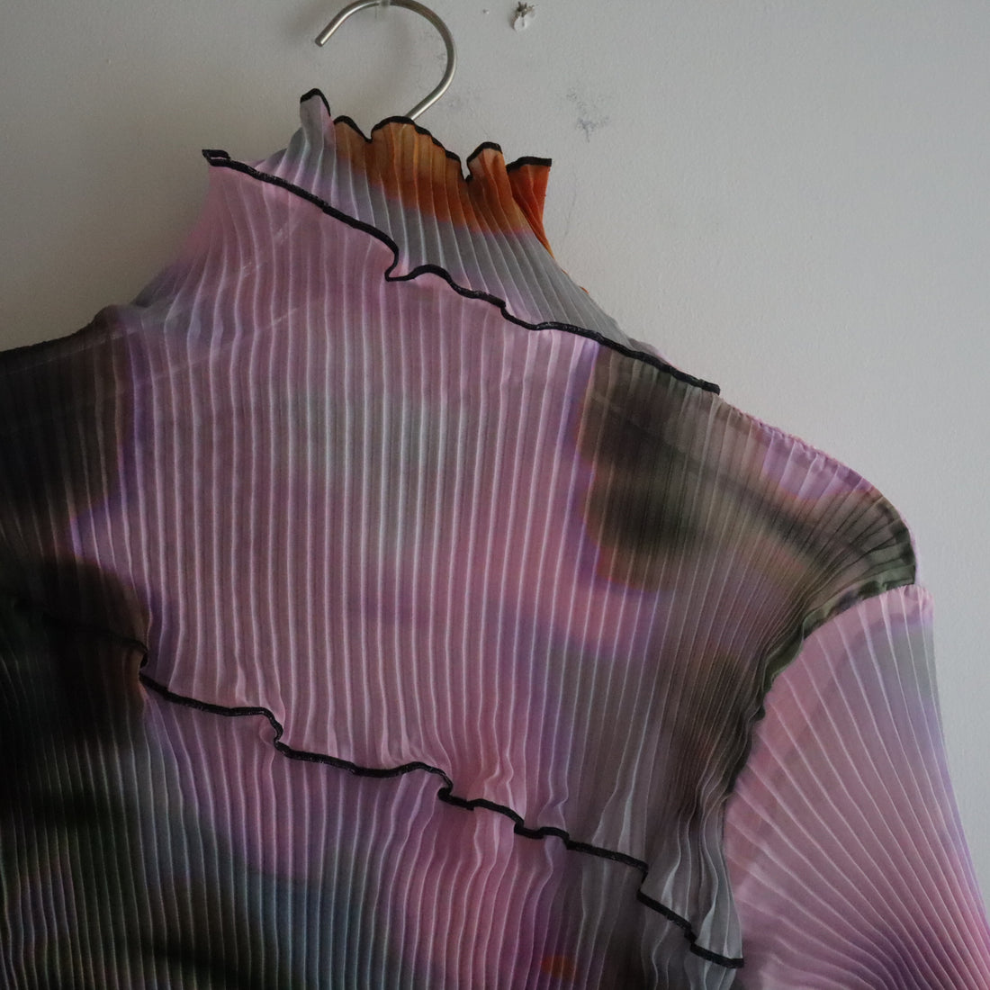 ＜EXCLUSIVE＞JULIA HEUER  LASSE PLEATED TOP MARIS
