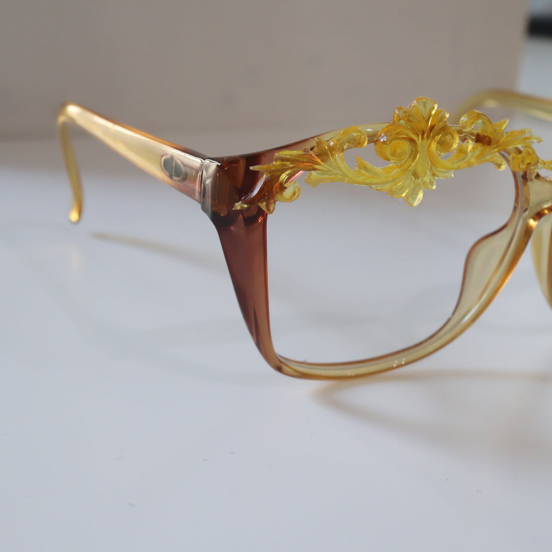 ANIGIG  MOLDING GLASSES