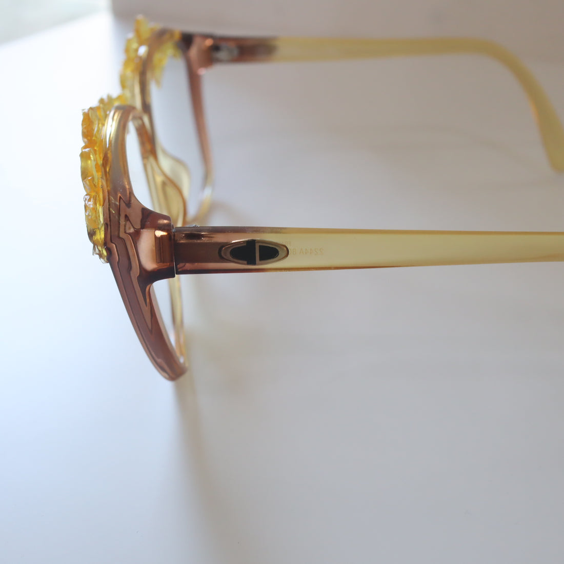 ANIGIG  MOLDING GLASSES