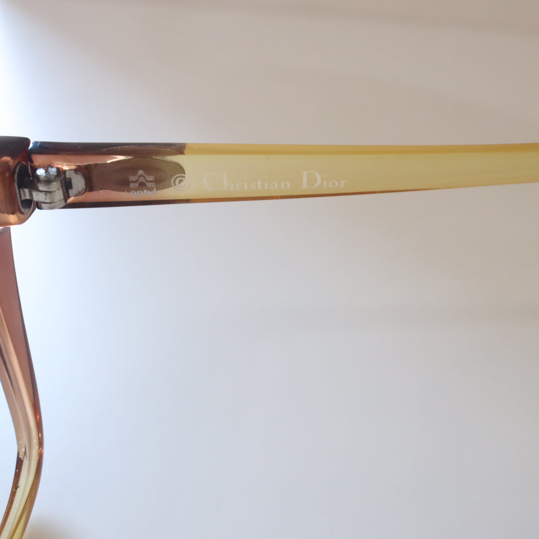 ANIGIG  MOLDING GLASSES
