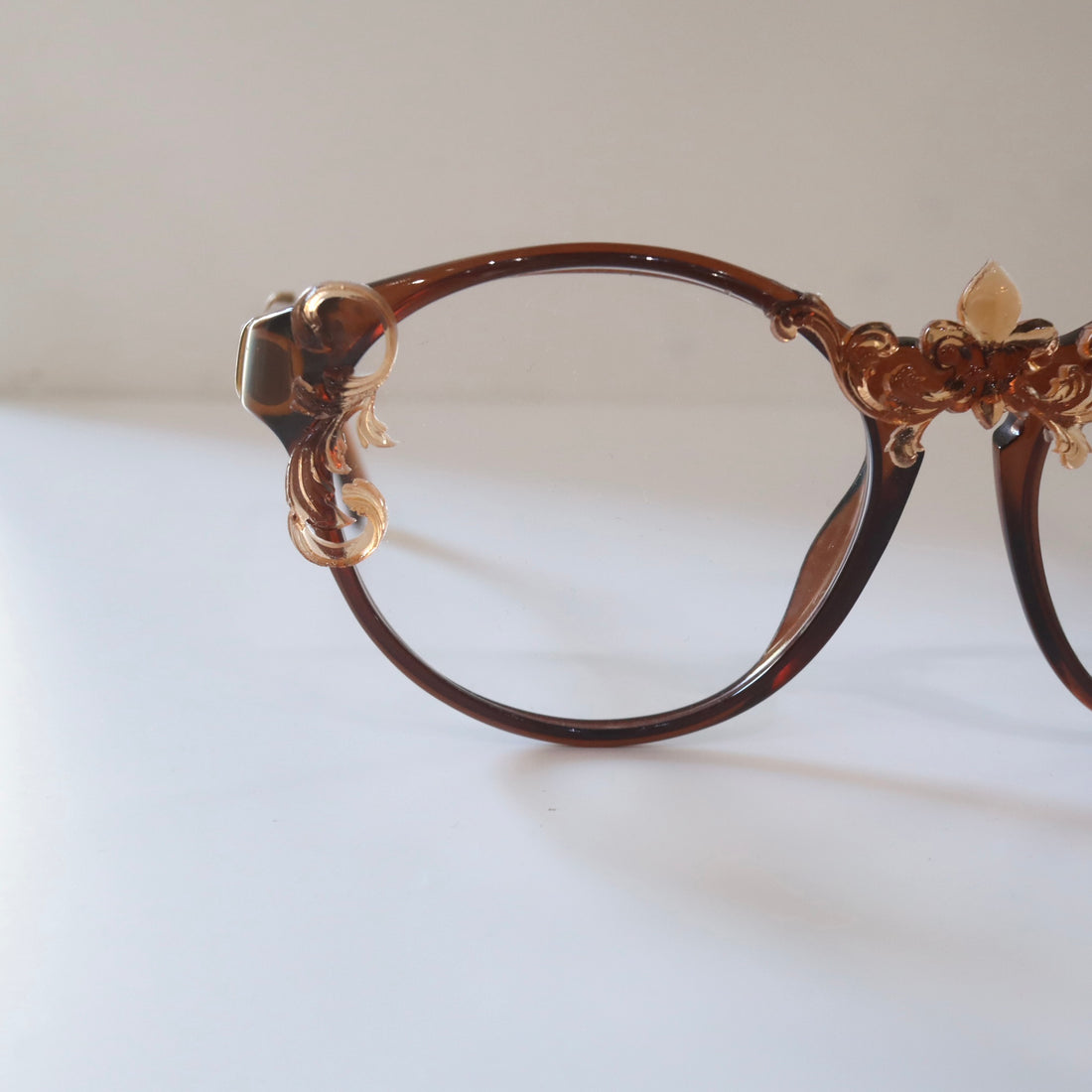 ANIGIG  MOLDING GLASSES