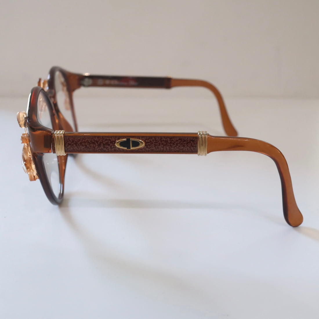 ANIGIG  MOLDING GLASSES