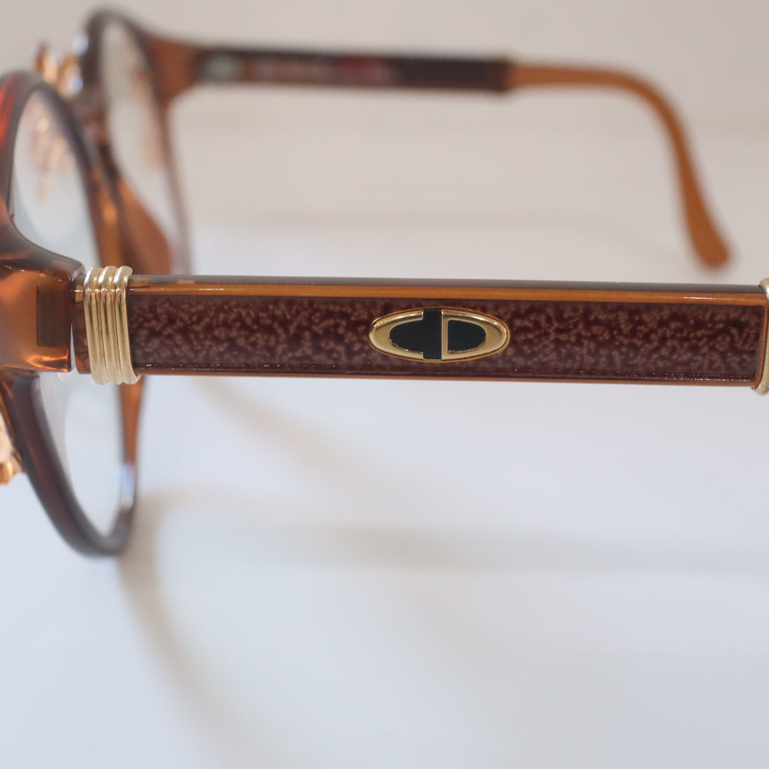 ANIGIG  MOLDING GLASSES