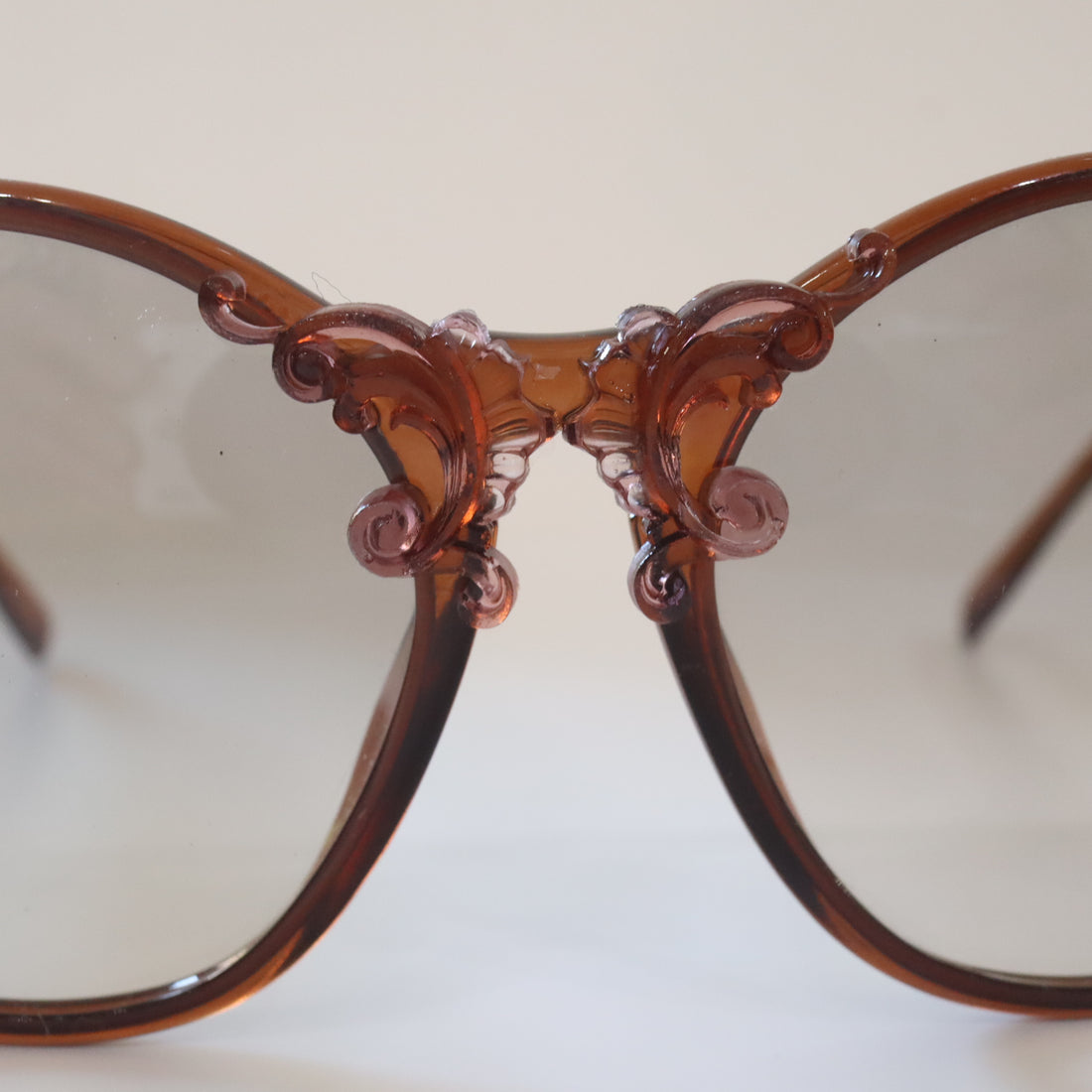 ANIGIG  MOLDING GLASSES