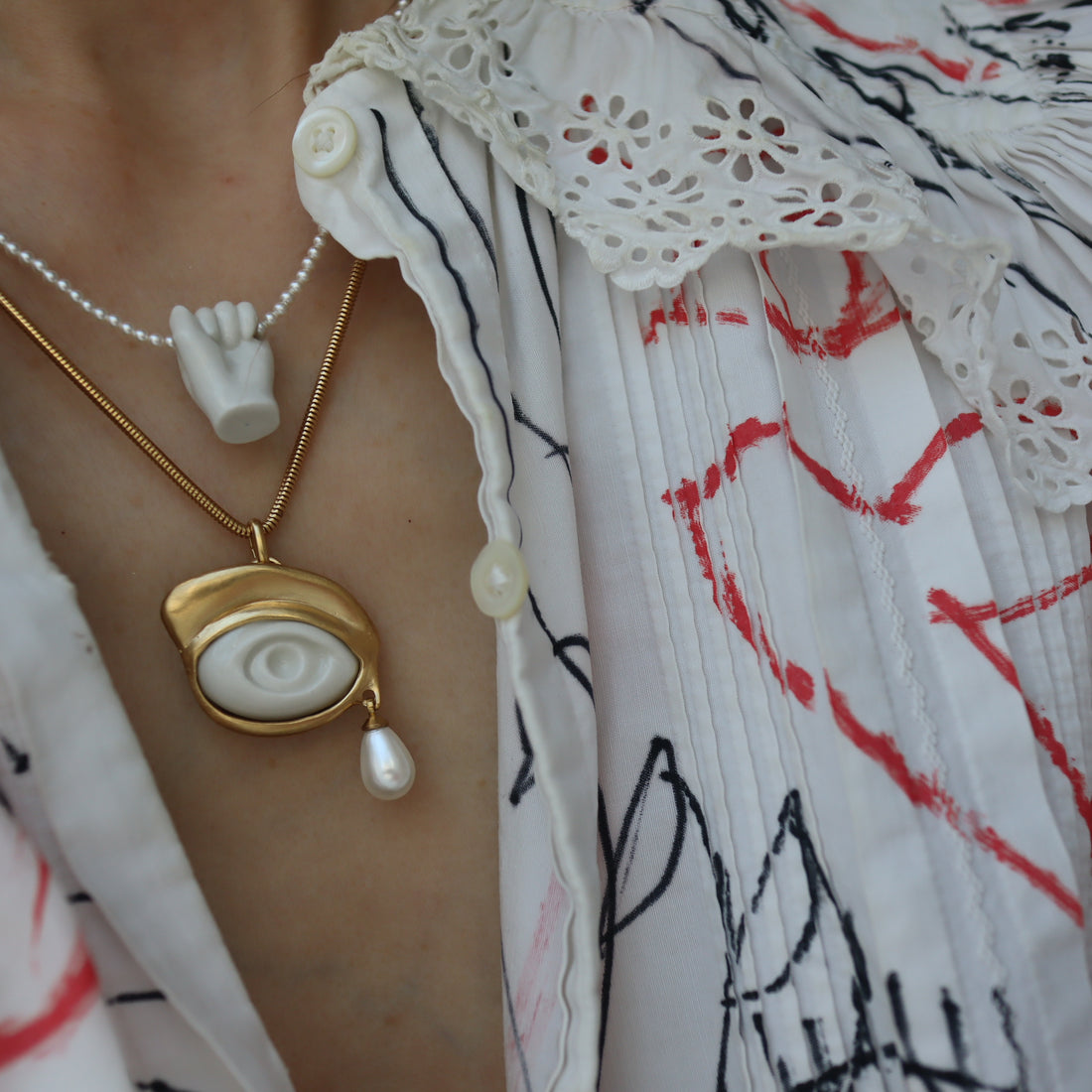 ANDRESGALLARDO  FIST&PEARLS NECKLACE