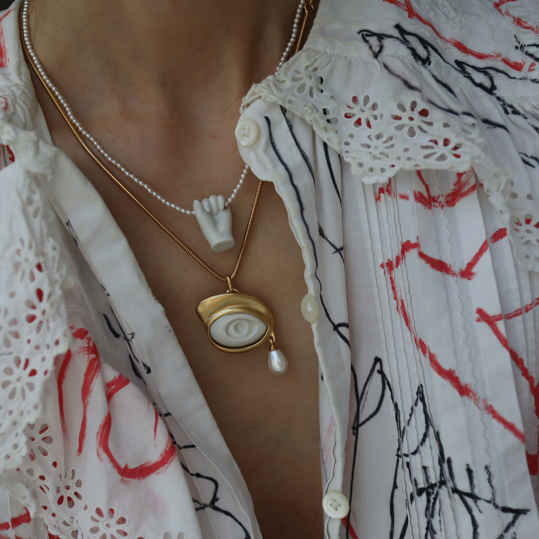 ANDRESGALLARDO  FIST&PEARLS NECKLACE