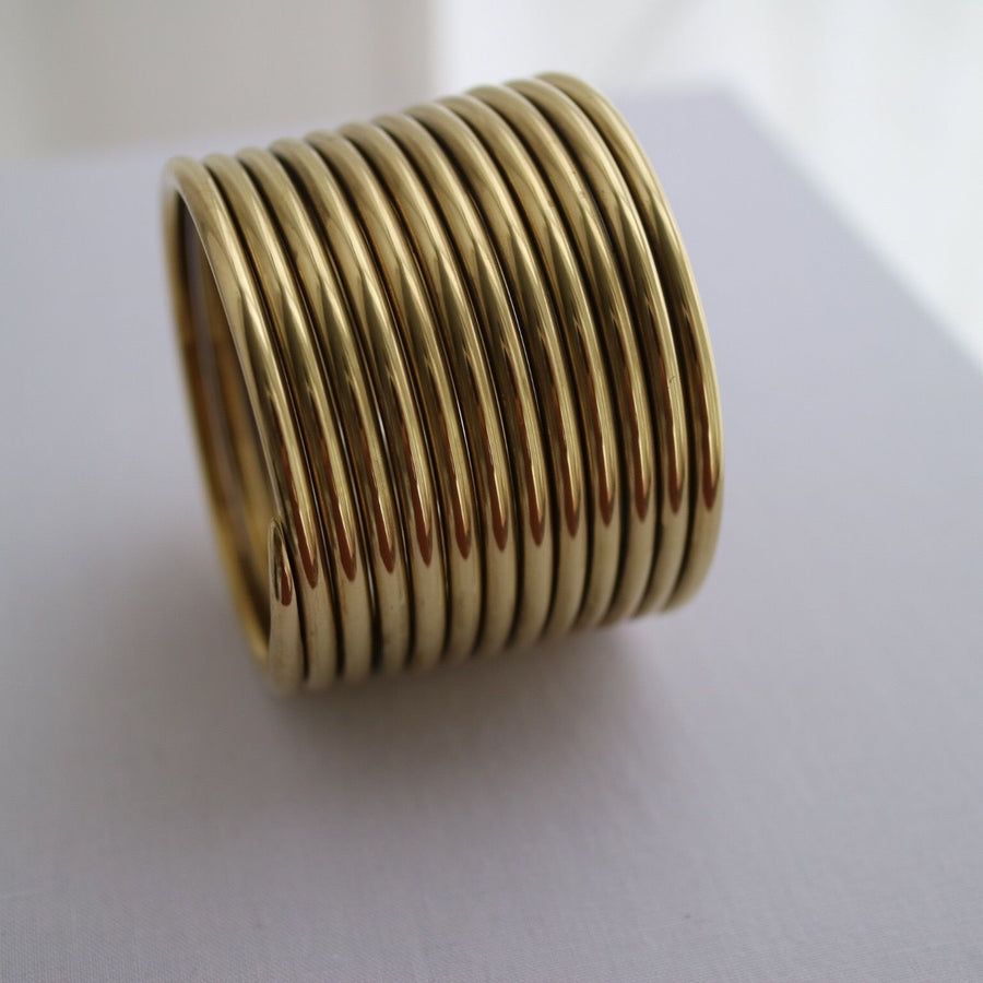 8UEDELAWY COILING BANGLE